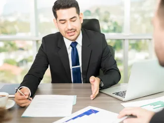 Consulente finanziario durante un colloquio con il cliente